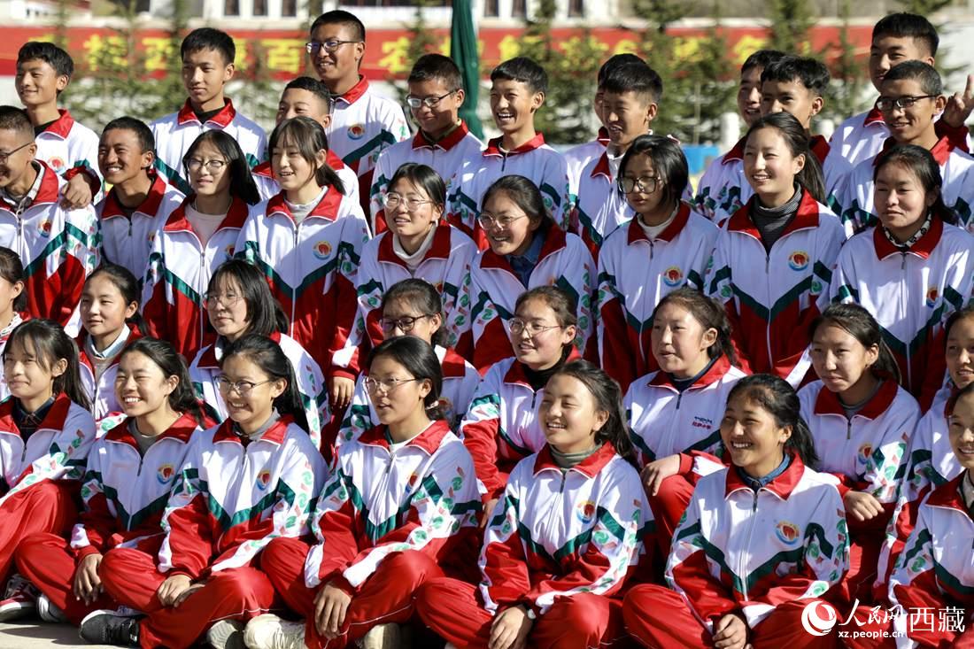 學生代表們合影留念。人民網(wǎng) 次仁羅布攝