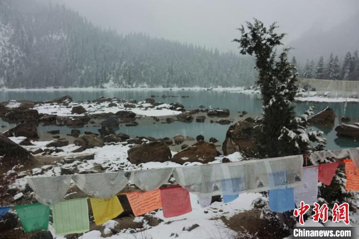 然烏湖春雪飄落?！∪轿木?攝