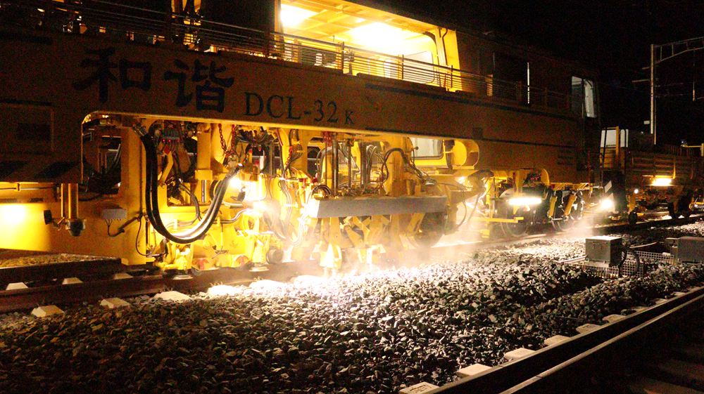 拉林鐵路迎來“大黃蜂”。祁國慶攝