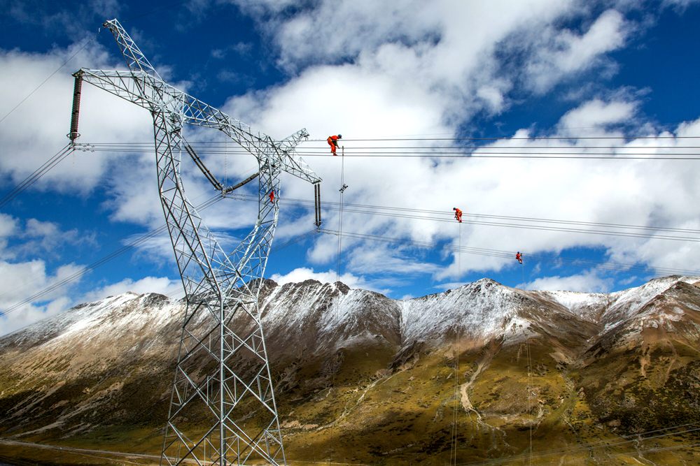 藏中聯(lián)網(wǎng)工程建設(shè)，銀線上的“舞者” 。盧忠東攝