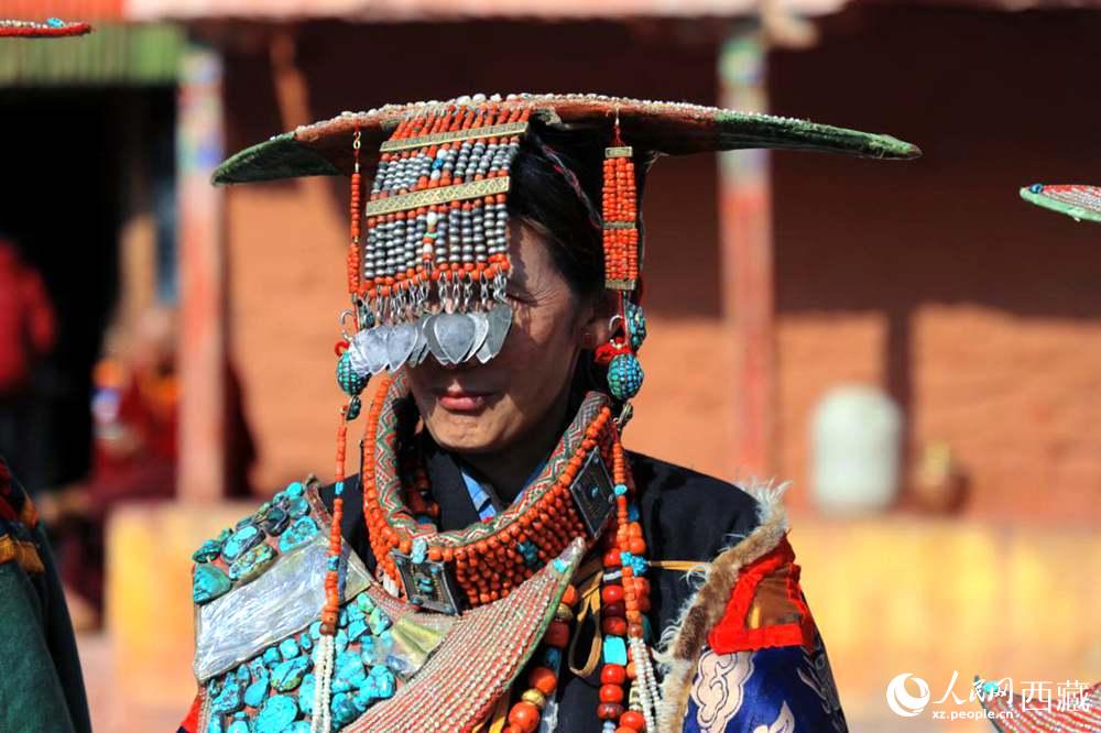 普蘭群眾展示特色服飾。人民網(wǎng) 李海霞攝