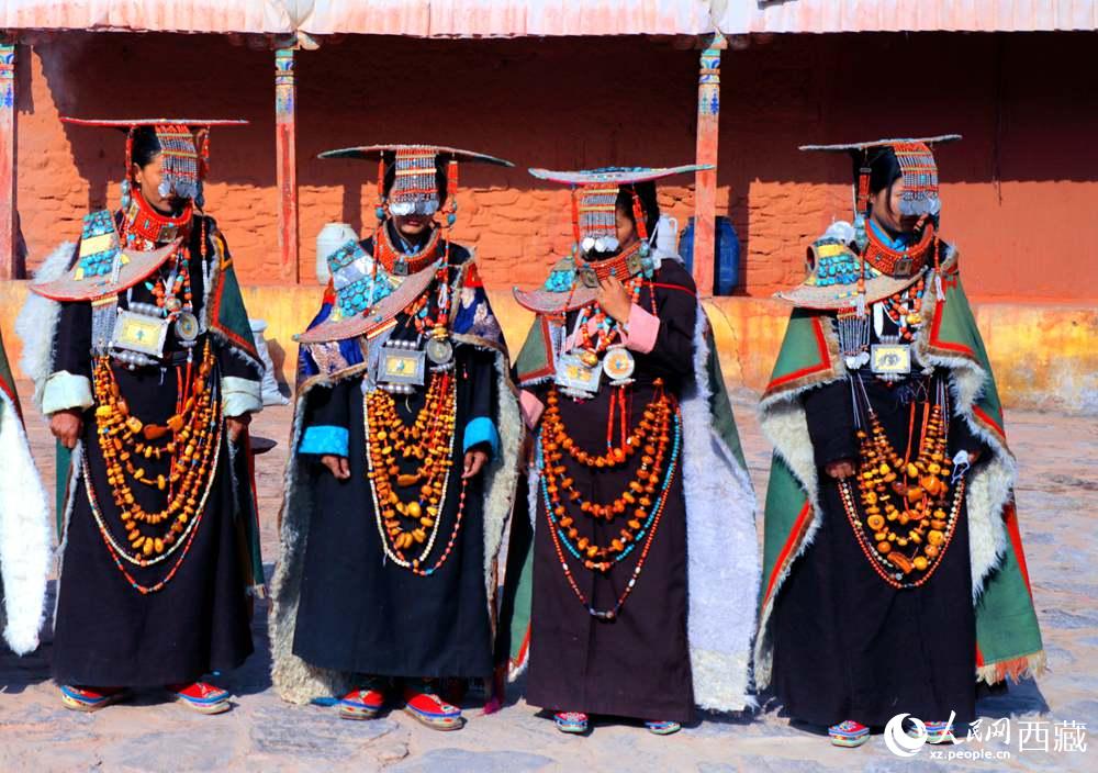 身著特色服飾跳“宣”舞。人民網(wǎng) 李海霞攝