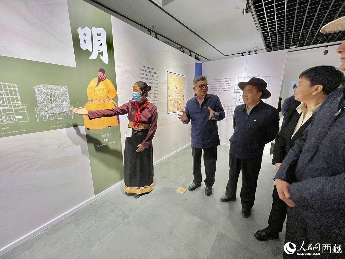 拉薩市北京實驗中學的學生講解員進行講解。人民網 次仁羅布攝