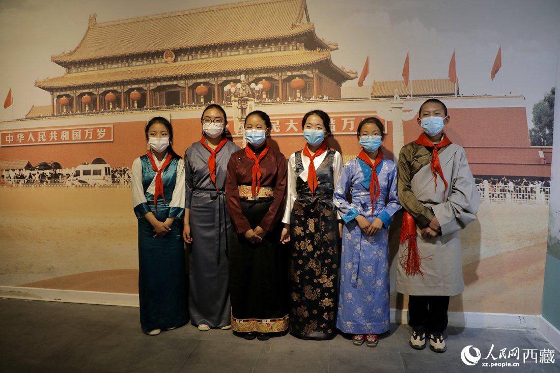 拉薩市北京實驗中學的小講解員們。人民網 次仁羅布攝