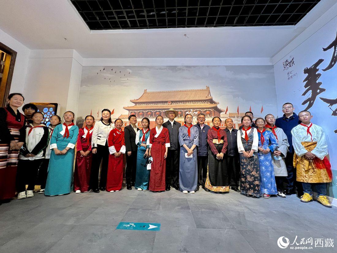 合影留念。人民網 次仁羅布攝