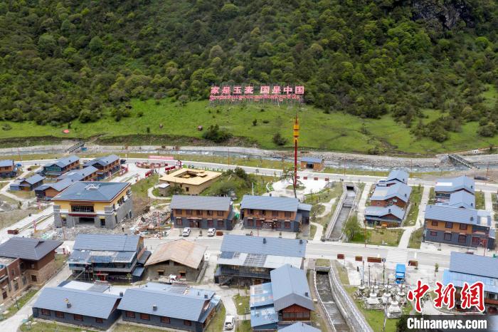 “家是玉麥 國是中國”的大字豎立在玉麥鄉(xiāng)旁的山腳上。　楊華峰 攝