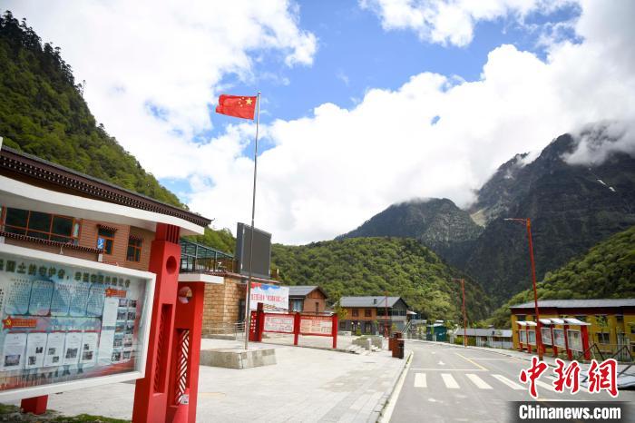 玉麥鄉(xiāng)內(nèi)道路變成了硬化路?！钊A峰 攝