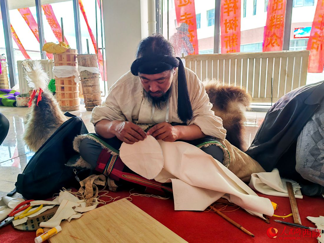 草原漢子變身裁縫。人民網(wǎng) 李海霞攝