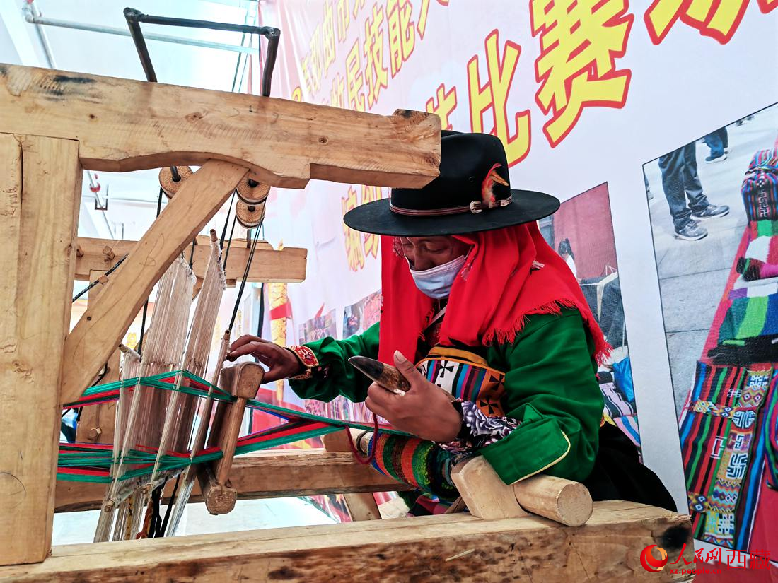 紡織手藝展示。人民網(wǎng) 李海霞攝