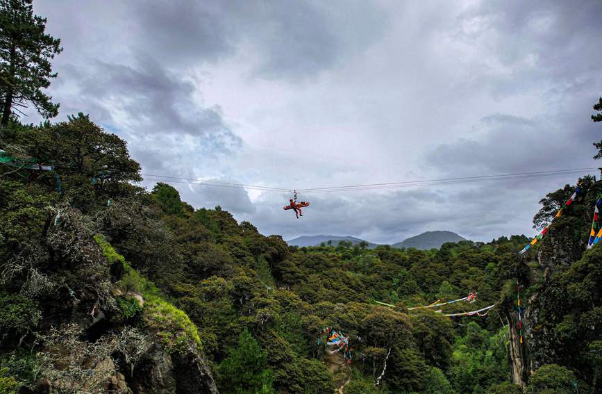 救援實(shí)戰(zhàn)訓(xùn)練中，消防員在云中漫步。西繞拉翁攝