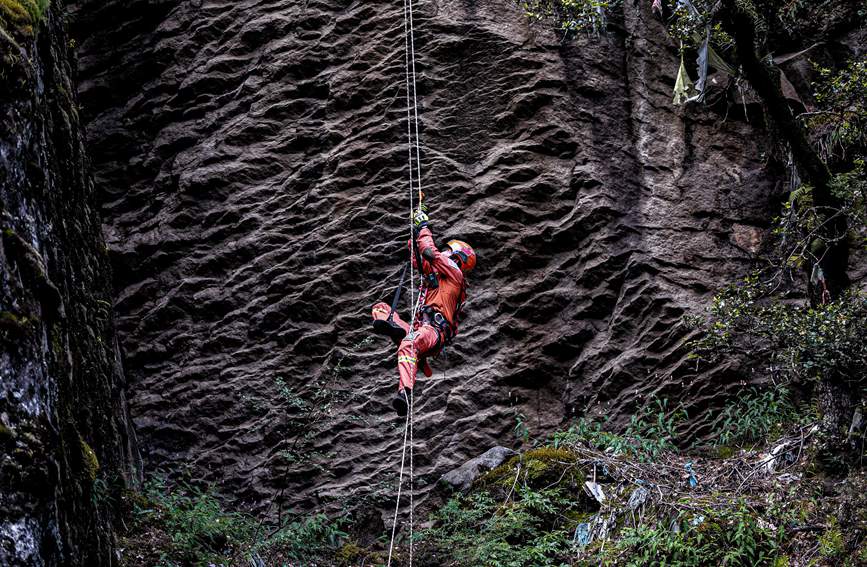 救援實(shí)戰(zhàn)訓(xùn)練中，消防員垂直攀爬。西繞拉翁攝
