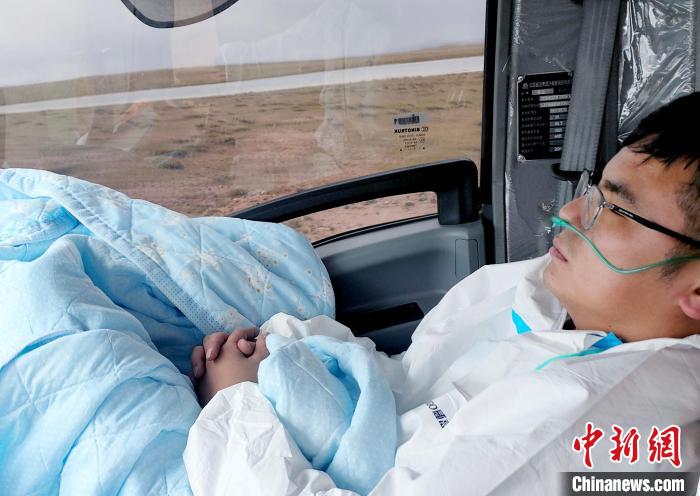 從咸陽開始到拉薩，閆光宇和朋友吃住均不離車?！∴嵟?攝