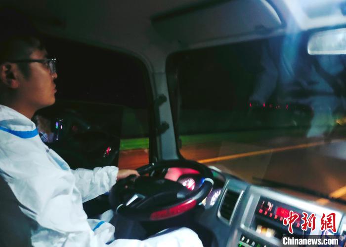 星夜疾馳，只為讓防疫物資早日抵達西藏?！∴嵟?攝