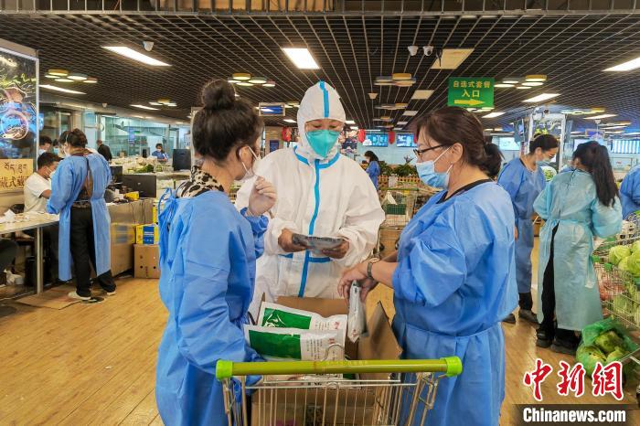 圖為疫情期間，西藏格拉丹東超市調(diào)配物資，保障市場(chǎng)供應(yīng)?！∈茉L者供圖