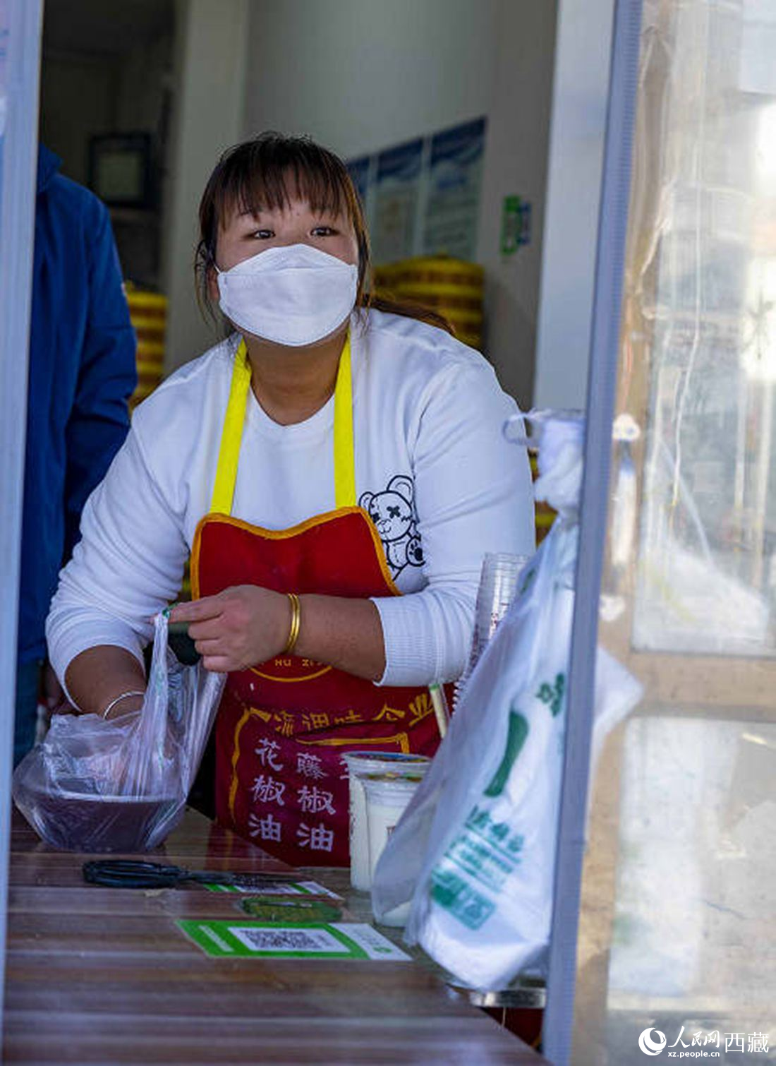 包子店老板正在為顧客打包早餐。人民網(wǎng) 次仁羅布攝