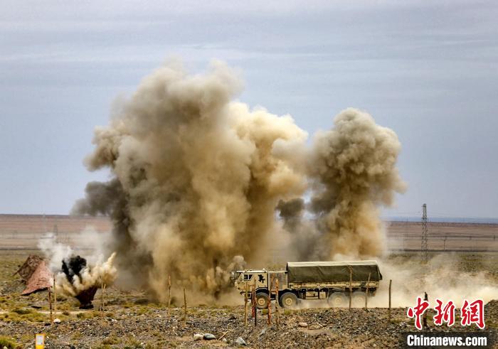 圖為模擬運輸分隊通過炮火路段。　 王先鋒 攝