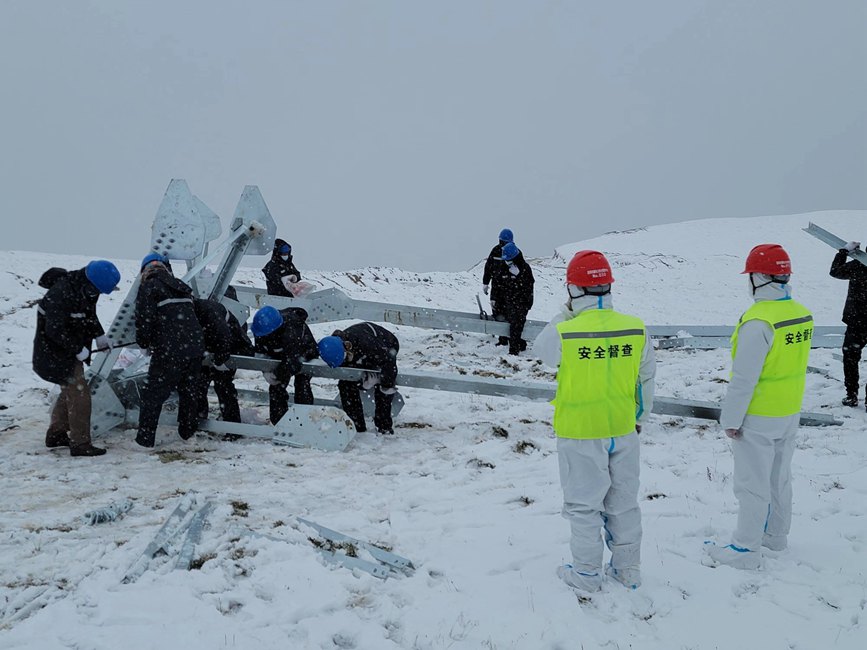 9月13日，電力施工人員正在對改造工器具進(jìn)行清點(diǎn)和組裝。秦鐘攝