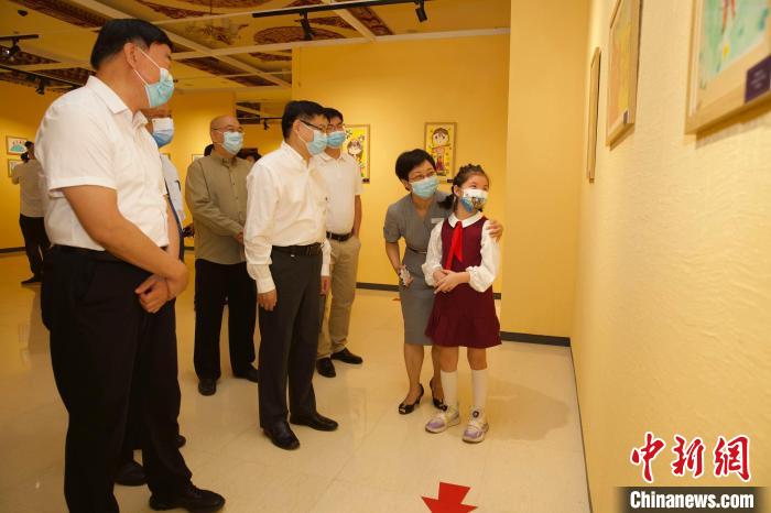 圖為與會(huì)嘉賓與入選畫(huà)作的“小作者”們一同觀展?！≈袊?guó)藏學(xué)研究中心供圖