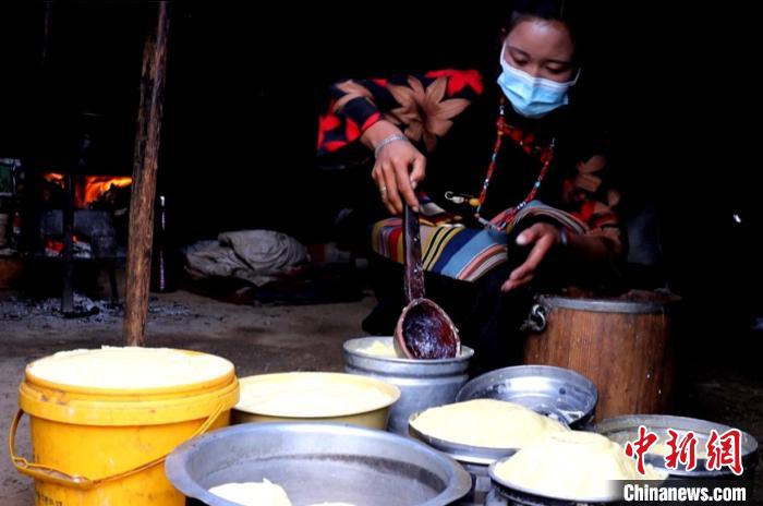 圖為牧民正在制作酥油。　日喀則文聯(lián)供圖