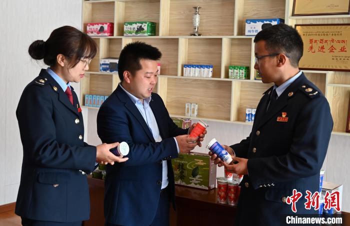 圖為林芝稅務(wù)部門上門了解企業(yè)情況，并宣講稅收政策。資料圖 趙朗 攝