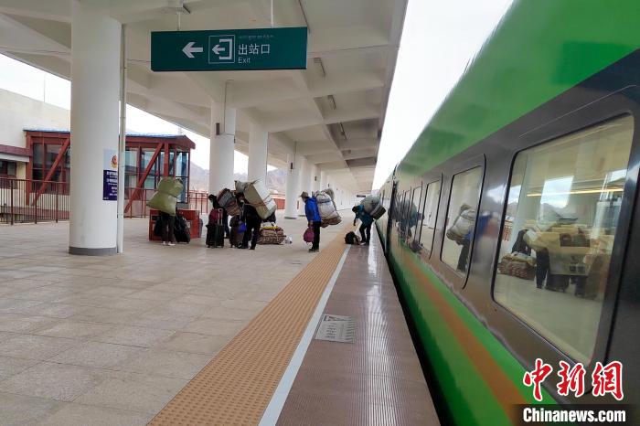 乘客乘復(fù)工專列抵達(dá)日喀則?！±_車務(wù)段 供圖