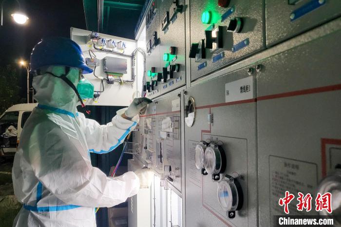 西藏電力部門順利完成方艙醫(yī)院供電設(shè)備安全可靠接入?！⊥醮箫w 攝