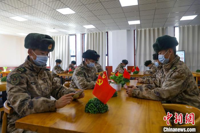 圖為阿里軍分區(qū)某邊防團(tuán)組織官兵通過(guò)手機(jī)收聽(tīng)收看二十大開(kāi)幕盛況?！詵|供圖