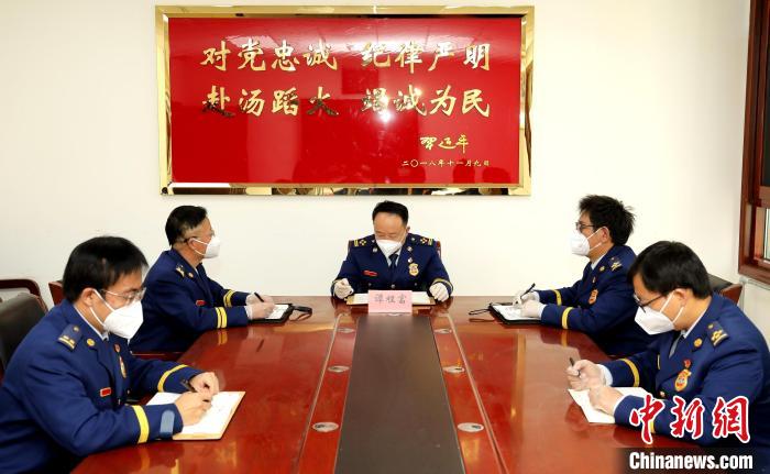 圖為西藏森林消防總隊(duì)在二十大開(kāi)幕會(huì)結(jié)束后組織學(xué)習(xí)討論?！∥鞑厣窒揽傟?duì)供圖