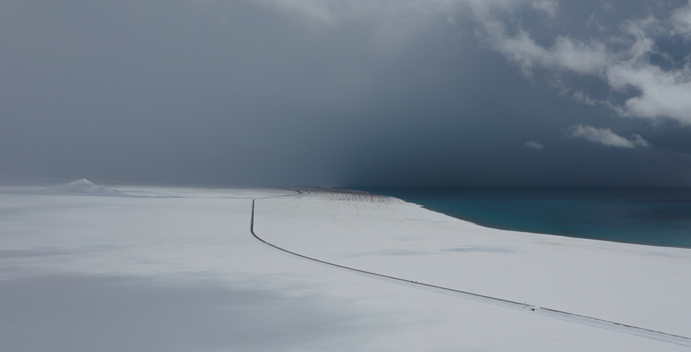 西藏阿里地區(qū)改則縣迎來初雪，銀裝素裹，美如畫卷。