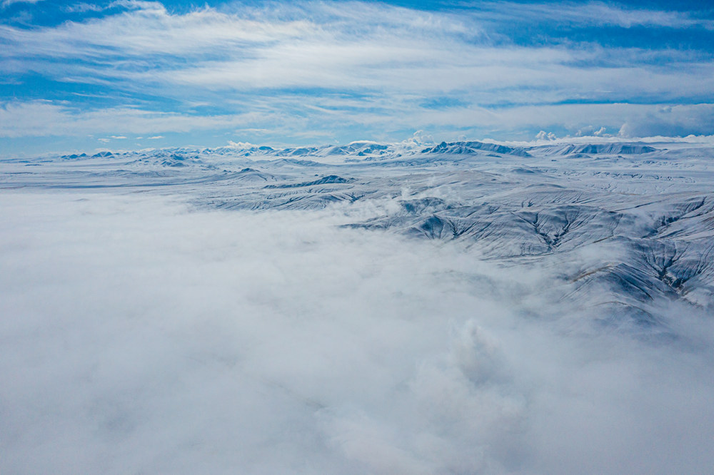 西藏阿里地區(qū)改則縣迎來初雪，銀裝素裹，美如畫卷。