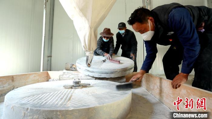 圖為合作社負(fù)責(zé)人完成糌粑加工后清掃水磨設(shè)施。　嘉黎縣融媒體中心供圖