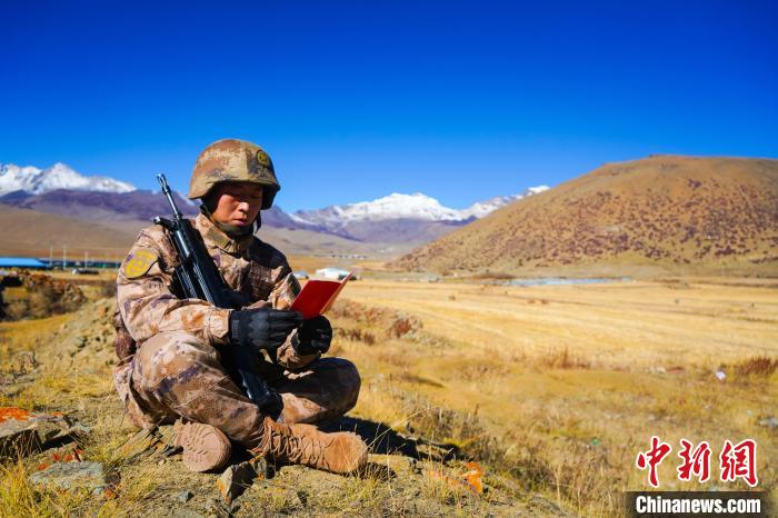 戰(zhàn)士正在品讀該團(tuán)制作下發(fā)的二十大報(bào)告內(nèi)容匯編“口袋書(shū)” ?！∥鞑厣侥宪姺謪^(qū)某團(tuán)供圖