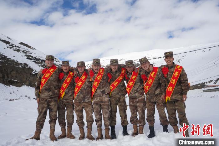 退伍老兵合照留念?！∥鞑厣侥宪姺謪^(qū)某團(tuán)供圖