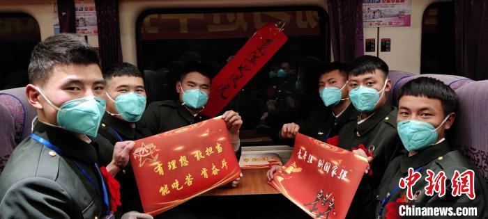 退伍老兵在退伍專列上合影留念?！∥鞑厣侥宪姺謪^(qū)某團(tuán)供圖