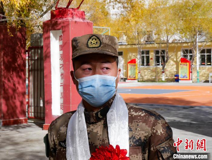 圖為什布奇邊防連退伍老兵臨別前再看一眼連隊(duì)?！詵| 攝