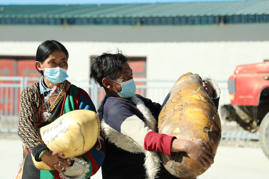茶措村牧區(qū)改革合作社酥油分紅現(xiàn)場(chǎng)。索朗仁青 攝