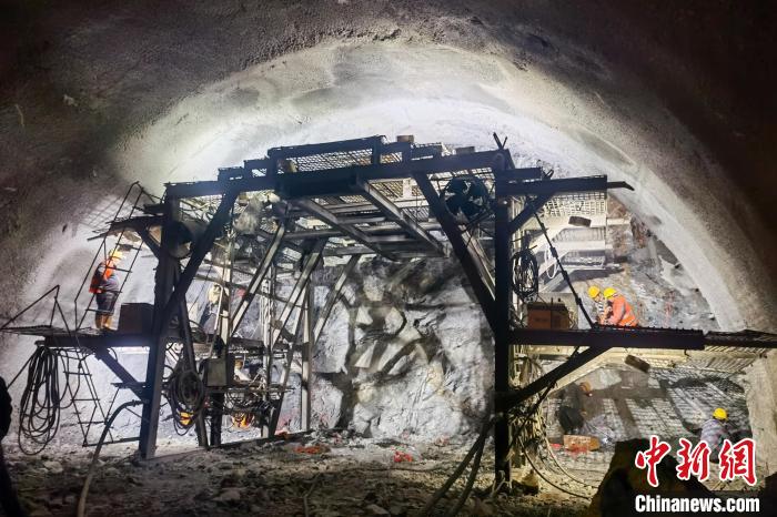 資料圖為隧道施工掘進(jìn)過(guò)程中?！∥鞑刈灾螀^(qū)交通運(yùn)輸廳 供圖