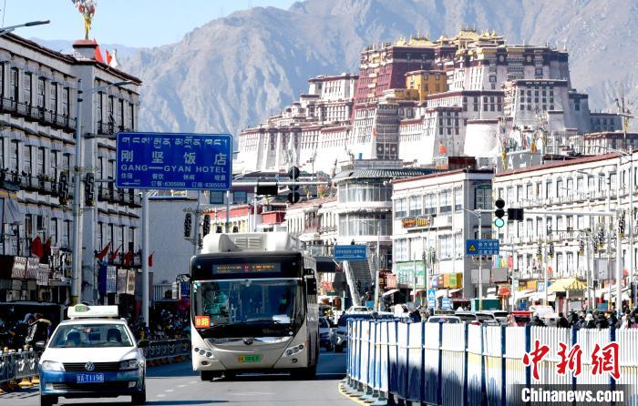 12月7日，一輛公交車從拉薩市城關(guān)區(qū)北京東路駛過(guò)。　李林 攝