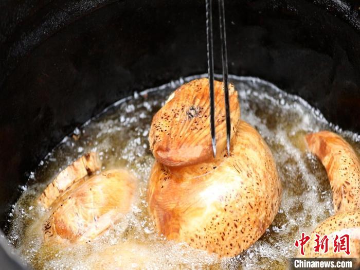 圖為已成型的木碗。　 鄧海平 攝