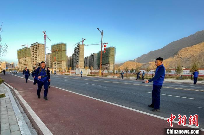 負(fù)重5公里體能訓(xùn)練?！∥鞑厣窒揽傟?duì)特勤大隊(duì) 供圖