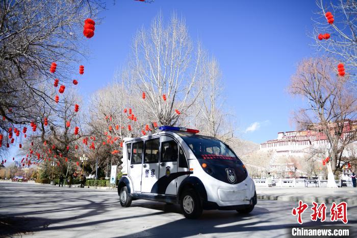 圖為1月23日，布達拉宮廣場派出所民警正在巡邏。　貢嘎來松 攝
