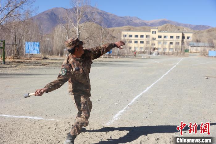 手榴彈投遠(yuǎn)比武競(jìng)賽現(xiàn)場(chǎng)。　吳蒙昆 攝