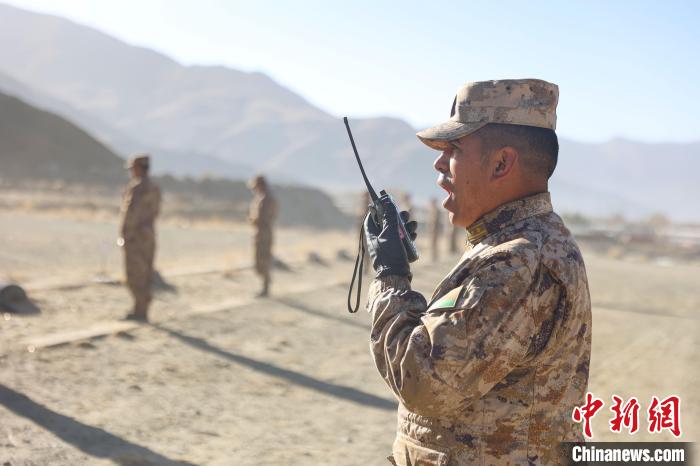 裁判員羅布次仁下達(dá)“臥姿裝子彈”口令?！敲衫?攝