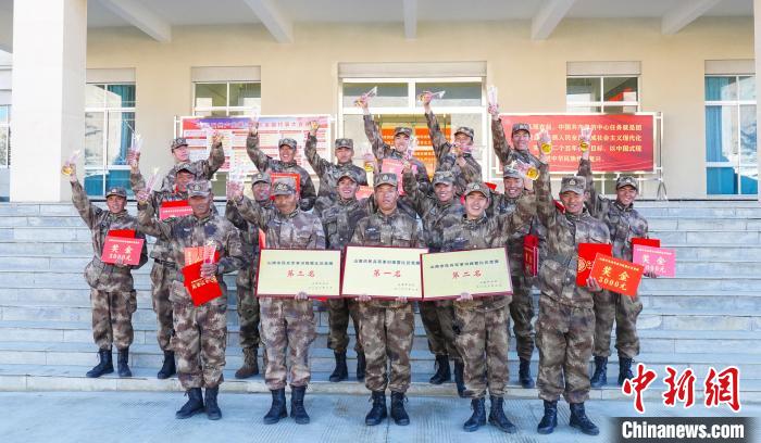 獲獎(jiǎng)選手合影?！敲衫?攝