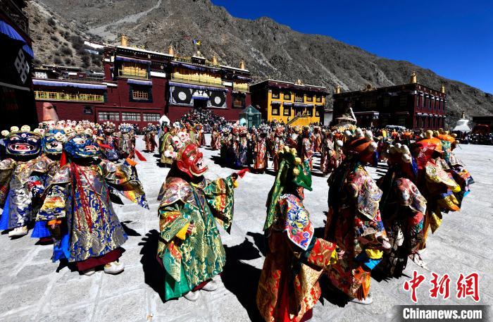 2月19日，楚布寺僧人們佩戴面具參加跳神活動?！±盍?攝