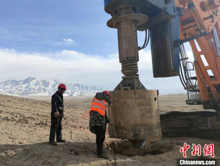 圖為施工人員檢查護筒高度?！⒁婧?攝