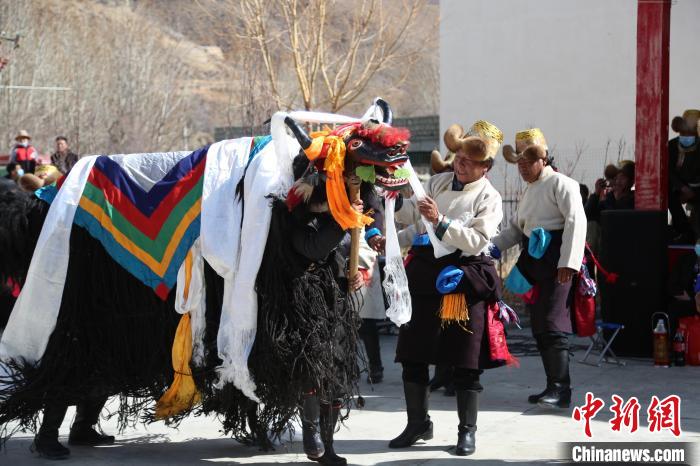 圖為民間藝人表演加麻百·甲江?！愔闈扇?攝