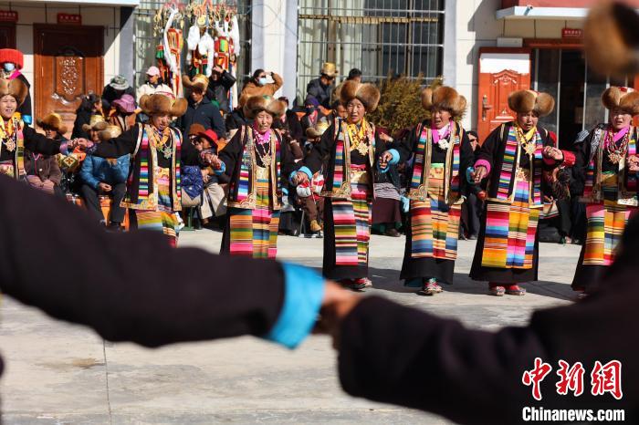 圖為民間藝人表演加麻“果諧”?！愔闈扇?攝