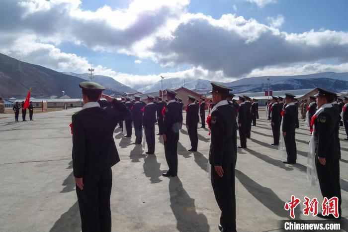 雪山下，退役士兵向軍旗敬軍禮?！±顚W(xué)文 攝