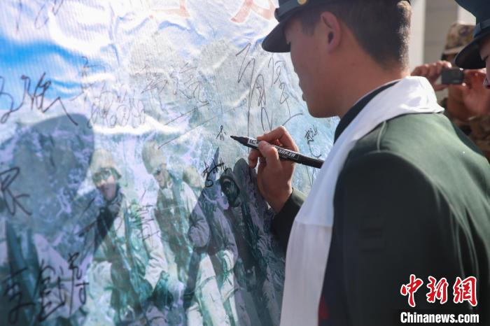 退役士兵簽名留念?！⒖≥x 攝